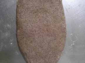 8、20分钟后，取出一个面团，擀成椭圆形。