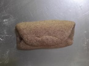 9、上部和下部往中间折叠，再擀开。