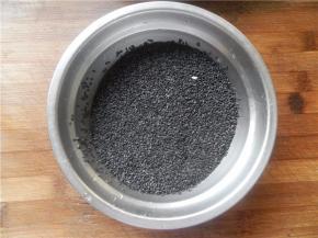 取黑芝麻，挑去杂质。