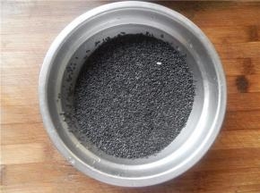 取黑芝麻，挑去杂质。