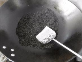 放入锅中小火，不停的翻拌，待芝麻起噼啪声渐响再炒至噼啪声渐停，颗粒饱满时就关火（关火时，可拌入一些红糖粉）。用手拿一点捏搓一下能轻松搓碎就可以了，不能炒过，不然成品口感发苦。