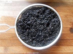 黑芝麻洗干净，沥水。