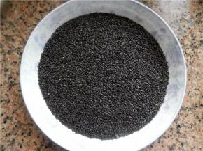 将芝麻放碗中晾凉。