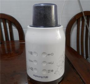 将芝麻分次：放入料理机的研磨杯中，通电开打。一定要：打一会停一会，黑芝麻会贴在机器壁上，需要摇晃一会再操作。