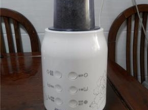 将芝麻分次：放入料理机的研磨杯中，通电开打。一定要：打一会停一会，黑芝麻会贴在机器壁上，需要摇晃一会再操作。