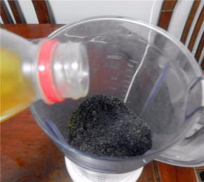 一般打到三次左右就会出油，芝麻呈一块一块的，打至油性并且全部粘在一起。
芝麻变成干干的块状，这时，全部倒入搅拌杯中，加入适量芝麻油继续搅拌（橄榄油、茶油、芝麻油等等都可），或者：芝麻盛在无水干净容器中，加入油（加油的时候要一点点的少加）