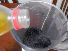 一般打到三次左右就会出油，芝麻呈一块一块的，打至油性并且全部粘在一起。
芝麻变成干干的块状，这时，全部倒入搅拌杯中，加入适量芝麻油继续搅拌（橄榄油、茶油、芝麻油等等都可），或者：芝麻盛在无水干净容器中，加入油（加油的时候要一点点的少加）