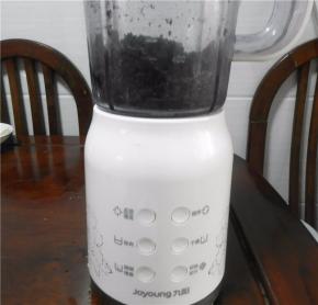 边加边搅，看加到你想要的浓度就可以了。也不要太多油，油多了会腻口。