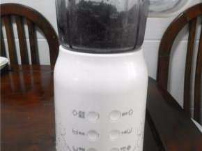 边加边搅，看加到你想要的浓度就可以了。也不要太多油，油多了会腻口。