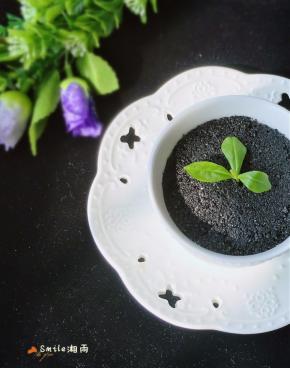 打好的酱是很黏很稠的，吃的时候用水或油渫开就行了。直接拌白糖也好吃，或吐司配上芝麻酱。