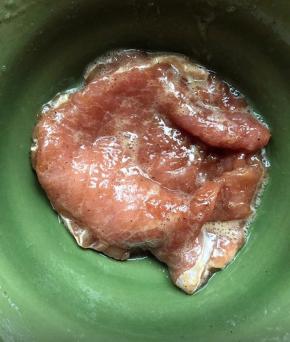 加入一个蛋清，一点生抽一点盐，少许黑胡椒粉抓匀腌制半小时