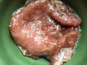 加入一个蛋清，一点生抽一点盐，少许黑胡椒粉抓匀腌制半小时
