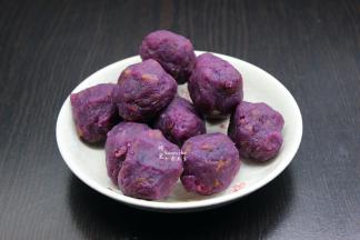 栗子紫薯馅料按35克一个小团分好；