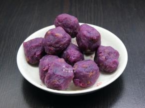 栗子紫薯馅料按35克一个小团分好；