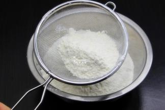 月饼皮的制作：中筋粉、奶粉过刷；