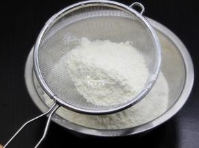 月饼皮的制作：中筋粉、奶粉过刷；