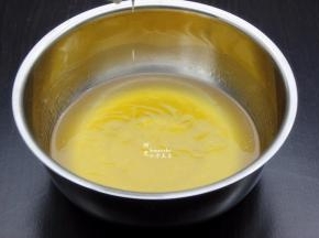 枧水、转化糖浆、色拉油拌均；