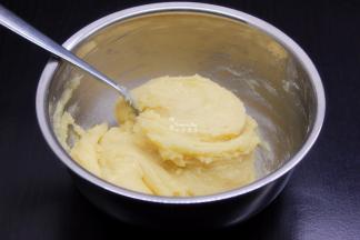 把过刷的粉加入拌均的液体盆中拌均；