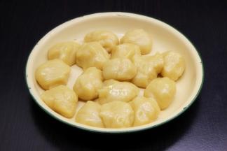 月饼皮分成15克一个小团；