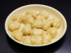 月饼皮分成15克一个小团；