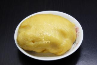 揉成光滑的面团，静放1小时；