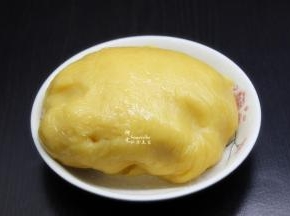 揉成光滑的面团，静放1小时；