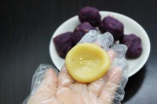 月饼皮用手压扁；