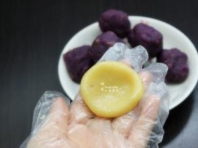 月饼皮用手压扁；