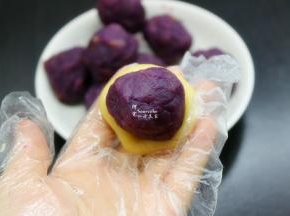 放入栗子紫薯馅；