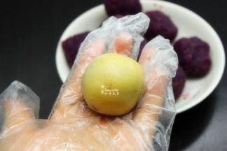 包裹好馅，揉成光滑的圆；