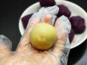 包裹好馅，揉成光滑的圆；