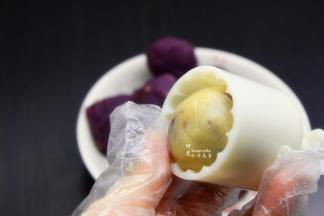 放入月饼模具中；