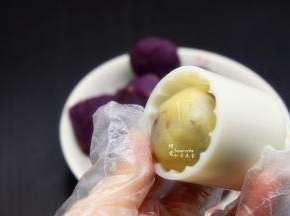 放入月饼模具中；