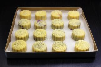 做好的月饼胚放入烤盘，喷上一层水；