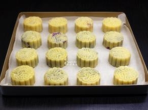 做好的月饼胚放入烤盘，喷上一层水；