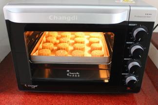 烤箱预热，170度,20分钟，其中，烤5分钟取出涂一层蛋液，放入继续烤15分钟。