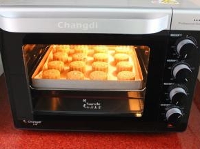 烤箱预热，170度,20分钟，其中，烤5分钟取出涂一层蛋液，放入继续烤15分钟。