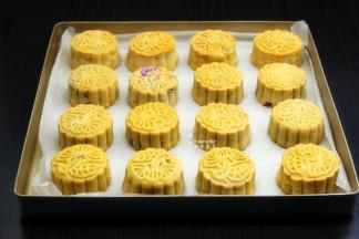 烤好的月饼，放凉，装好在月饼盒中，密封等3-5天回油就好吃了。