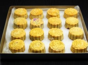 烤好的月饼，放凉，装好在月饼盒中，密封等3-5天回油就好吃了。