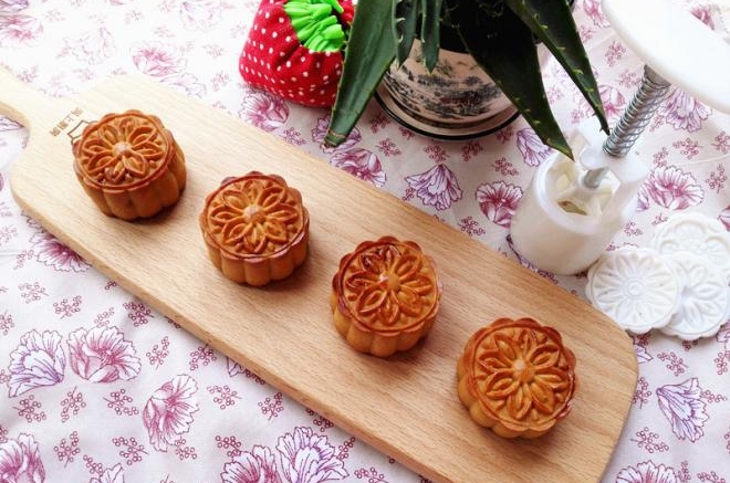 黑芝麻蛋黄月饼