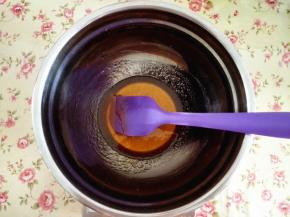 2.	再加入花生油，搅拌均匀，