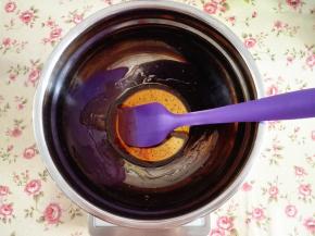 1.	转化糖浆加入枧水搅拌均匀，