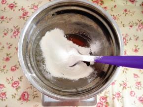 3.	筛入中筋面粉拌匀，