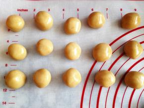 6.	面醒发好后，分成20克左右一个，当然如果喜欢皮薄的，可以按照15：35的比例来分割皮与馅，