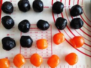 5.	醒发的同时，把馅料分好，黑芝麻馅20克左右一个，