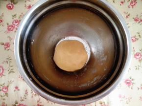 4.	揉好后，盖上保鲜膜，醒发30分钟，