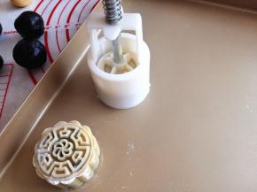 11.	倒扣在烤盘上，使劲压下去，注意要平压哦，然后抬起，取下模具，