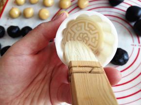 9.	月饼模具用刷子沾面粉，将其涂好，防粘，