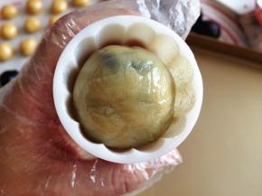 10.	把包好的月饼胚放入其中，