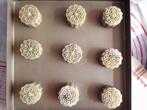 12.	全部包好后，烤箱预热，上下火，准备全蛋液，